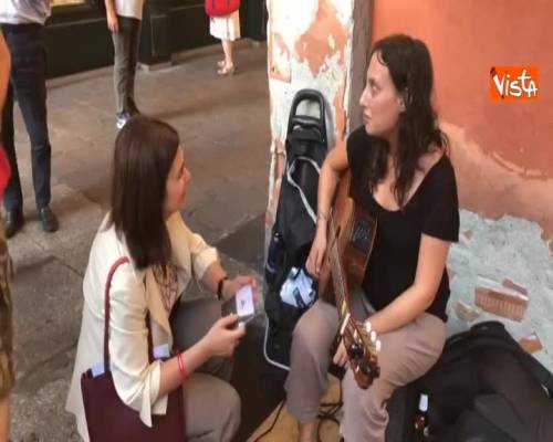 Boldrini resta colpita da artista di strada a Bologna e compra il cd