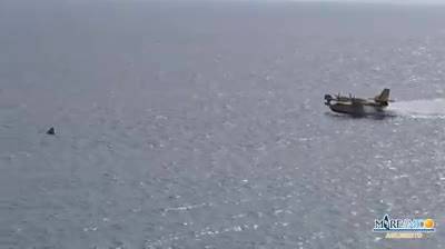 Agrigento, Canadair sfiora gommone in mare durante volo carico