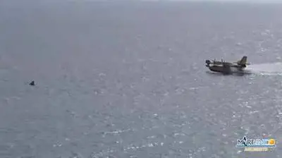 Agrigento, Canadair sfiora gommone in mare durante volo carico