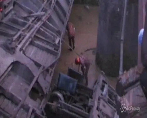 Bangladesh: crolla ponte ferroviario, morti e feriti