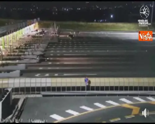 Terremoto a Roma, le telecamere dell'autostrada riprendono il momento della scossa