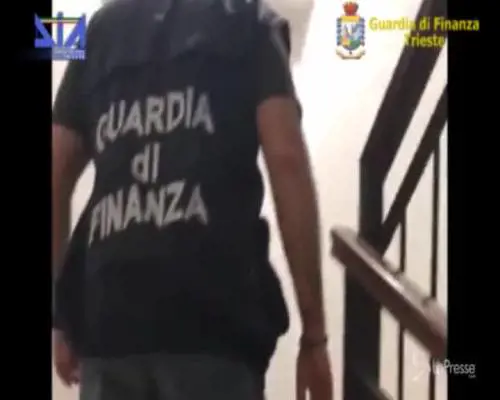 Minacciava imprenditori per conto dei clan, arrestato ex pugile