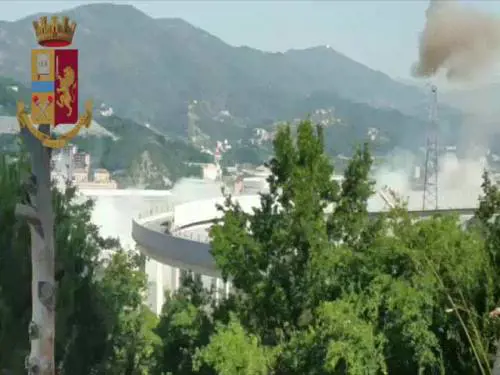 Demolito il ponte Morandi, i video della polizia