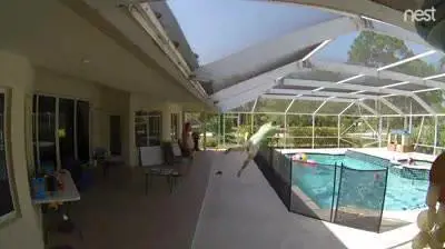 Il bimbo sta annegando, papà si tuffa per salvarlo