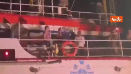  Sea Watch in porto a Lampedusa, l’applauso alla capitana Carola Rackete 