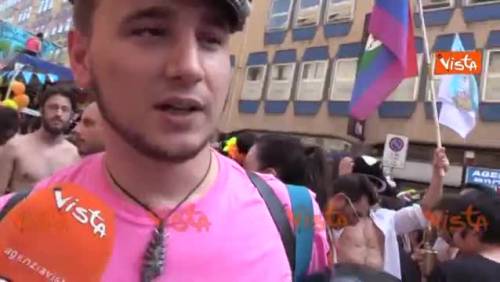 Il manichino di Salvini sfila al Milano Pride