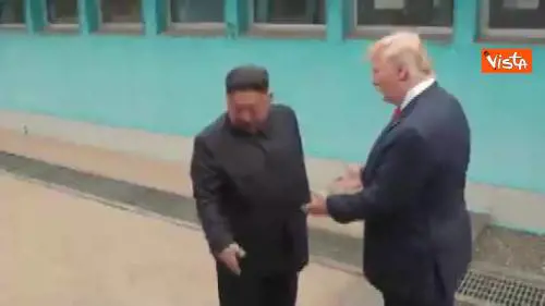 Trump incontra Kim in Corea del Nord, il momento della storica stretta di mano 