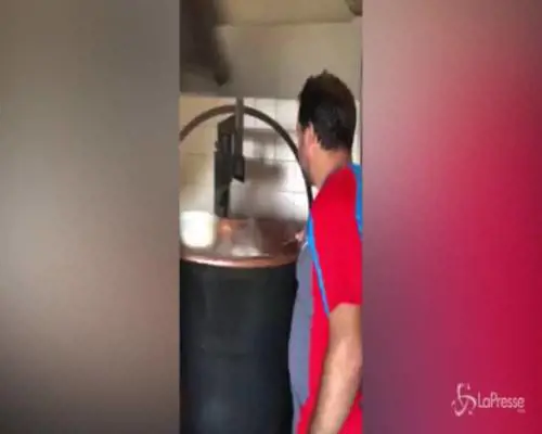 Salvini stupisce i social: nel video fa la ricotta