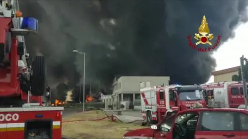 Incendio in una fabbrica di vernici