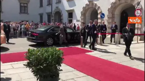  L'arrivo di Mattarella alla Hofburg di Vienna