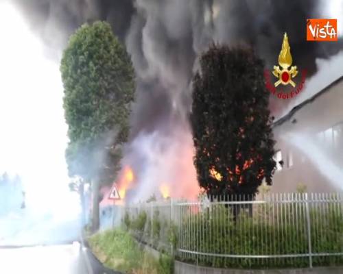 Incendio in azienda di vernici a Vicenza, vigili del fuoco tentano di domare le fiamme