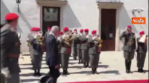 Mattarella alla Hofburg di Vienna accolto dal Presidente Federale 