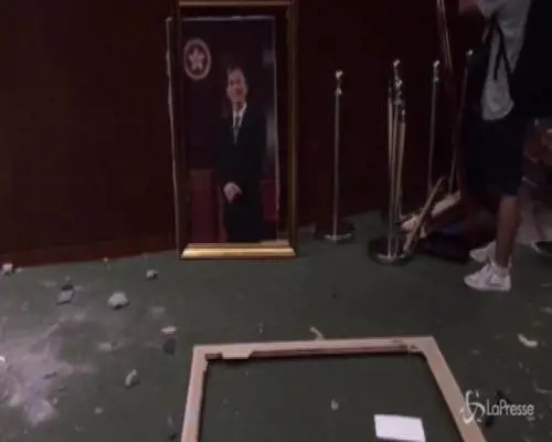 Hong Kong, manifestanti entrano in Parlamento