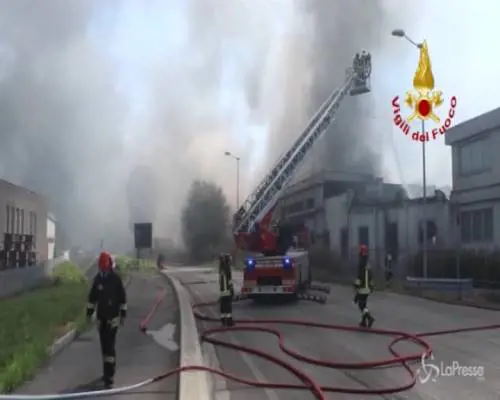 Vicenza, all'interno dell'azienda di vernici divorata dalle fiamme