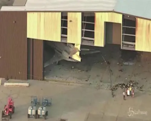 Texas, aereo privato si schianta contro hangar: 10 morti