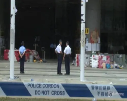 Hong Kong, la polizia pulisce la città dopo le proteste