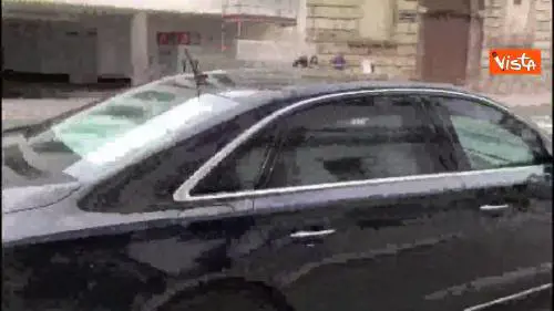 Mattarella va via dall'ambasciata italiana a Vienna e saluta dal finestrino 