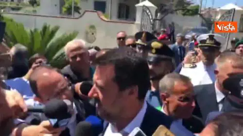 Salvini: "Immigrazione incontrollata fa bene solo alle mafie"