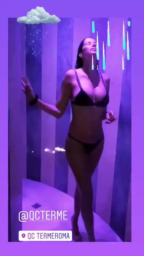 La doccia bollente di Aida Yespica alle terme