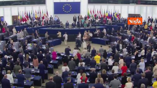  Parlamento Europeo, eurodeputati Brexit Party si voltano durante l’Inno 