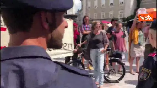 Liberta' per Carola, l'urlo in italiano dei manifestanti austriaci 