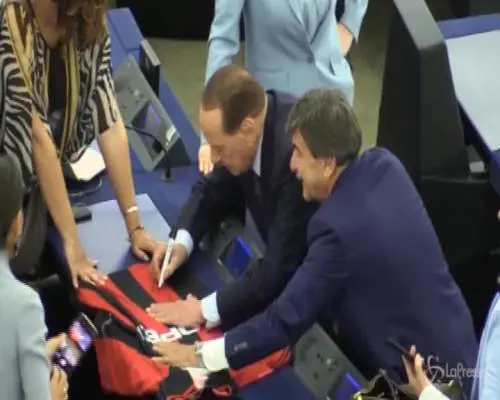Strasburgo, l'eurodeputato Berlusconi firma una maglia del Milan