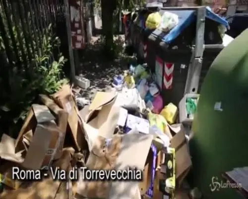 Rifiuti Roma: viaggio fra le strade invase dalla spazzatura