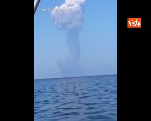 Esplosioni dal cratere di Stromboli, la colonna di fumo vista dal mare
