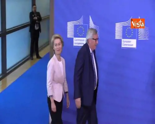 Juncker incontra Von der Leyen, l’abbraccio davanti ai fotografi