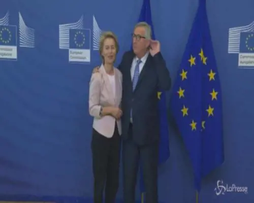 Bruxelles, abbracci tra Juncker e von der Leyen