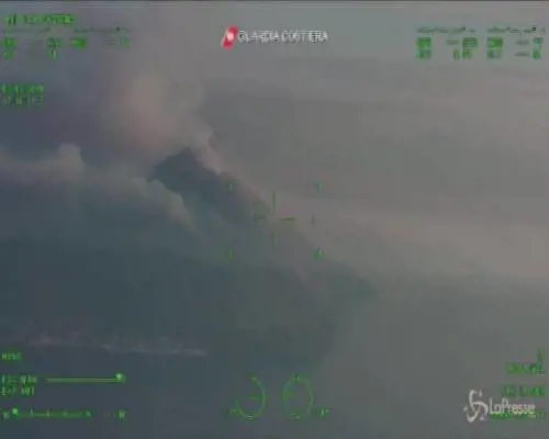 Stromboli, elicottero della Guardia Costiera monitora il vulcano