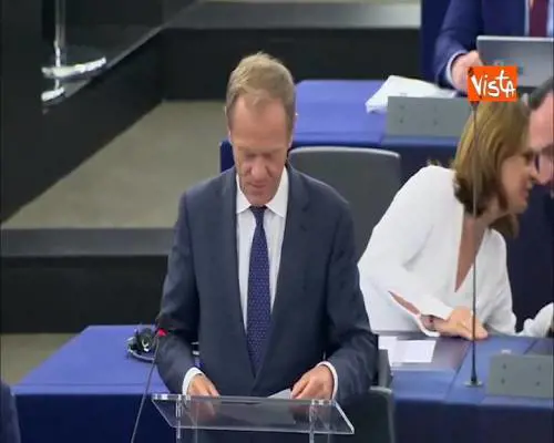 Tusk in Aula a Strasburgo: “Ci sia rispetto e cooperazione tra Parlamento e Consiglio Ue”