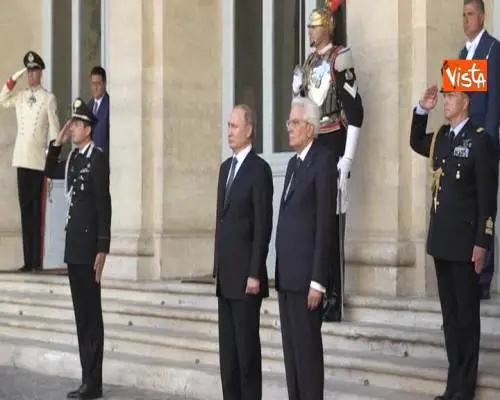 Putin al Quirinale ricevuto da Mattarella, il picchetto d'onore