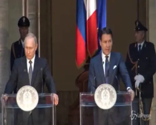 Putin a Roma, la stretta di mano con Conte