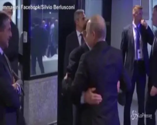 L'abbraccio tra Putin e Berlusconi