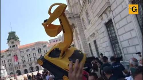 Salvini a Trieste, tra ruspe giocattolo e rosario
