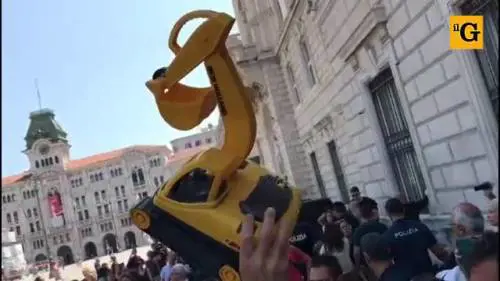 Salvini a Trieste, tra ruspe giocattolo e rosario