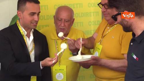 Di Maio alle prese con la mozzarella di bufala allo stand del villaggio Coldiretti