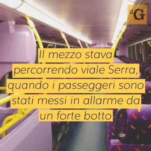 Milano, bus con bambini colpito con una pietra da due adolescenti