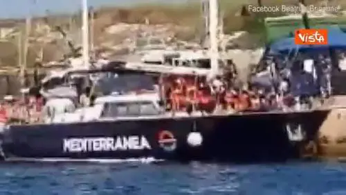 Migranti, la nave Alex forza il blocco e attracca a Lampedusa