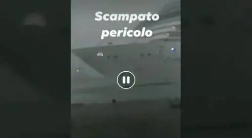 Venezia, nave da crociera sbanda in laguna