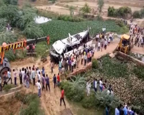 India, pullman a due piani cade da un ponte: 29 morti