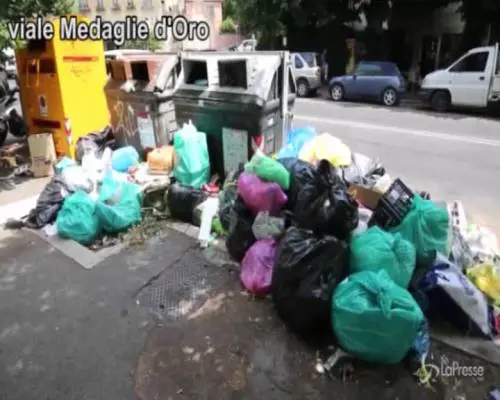 Roma, passeggiata tra i rifiuti