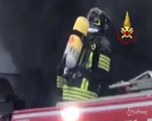 Settimo Milanese, incendio in un deposito rifiuti