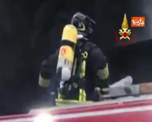 Incendio in azienda trattamento rifiuti nel Milanese