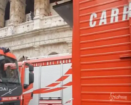 Uomo minaccia di buttarsi dal Colosseo, la protesta degli operatori turistici