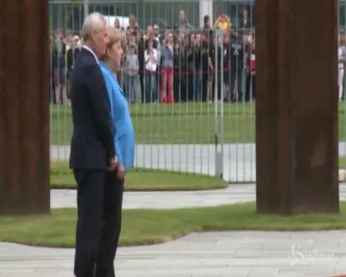 Merkel trema ancora: dubbi sulla salute