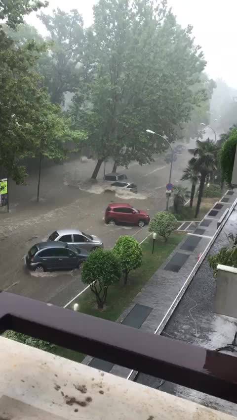 Pescara, auto trasportata dall'acqua