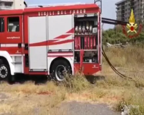 L'incendio al Lido a Catania, le immagini dei pompieri