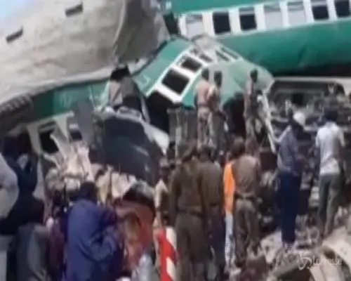 Scontro fra treni in Pakistan, dieci morti
